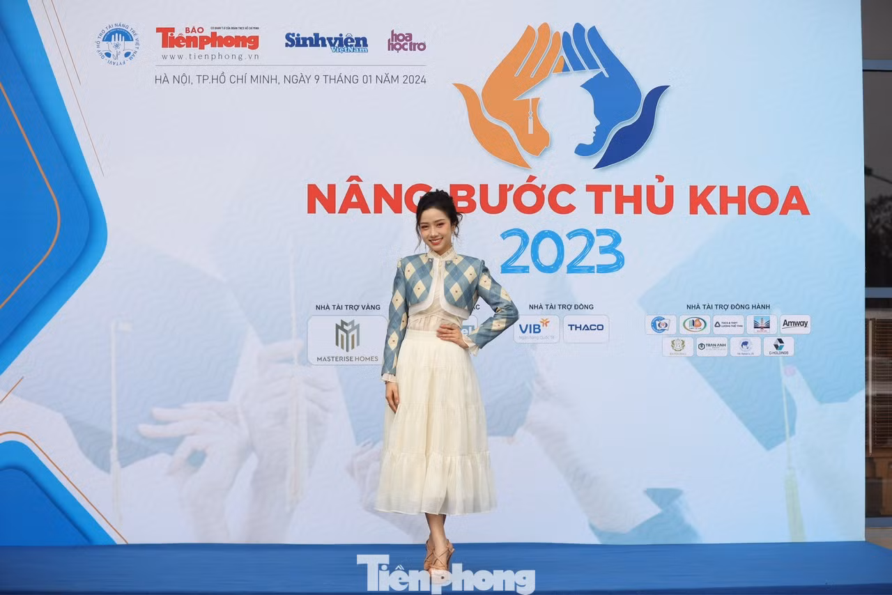 Ngọc Mai khoe sắc vóc khi "check-in" tại Nâng bước thủ khoa.