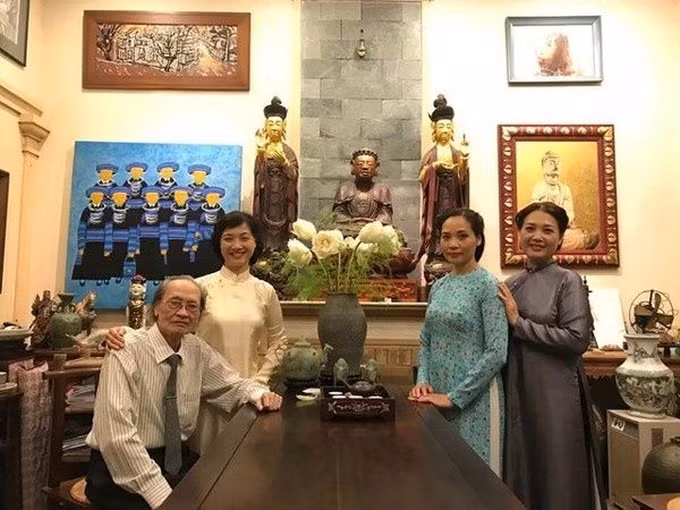 NSND Trần Tiến và ba con gái Lê Vân, Lê Khanh, Lê Vi. Ảnh: FBNV.