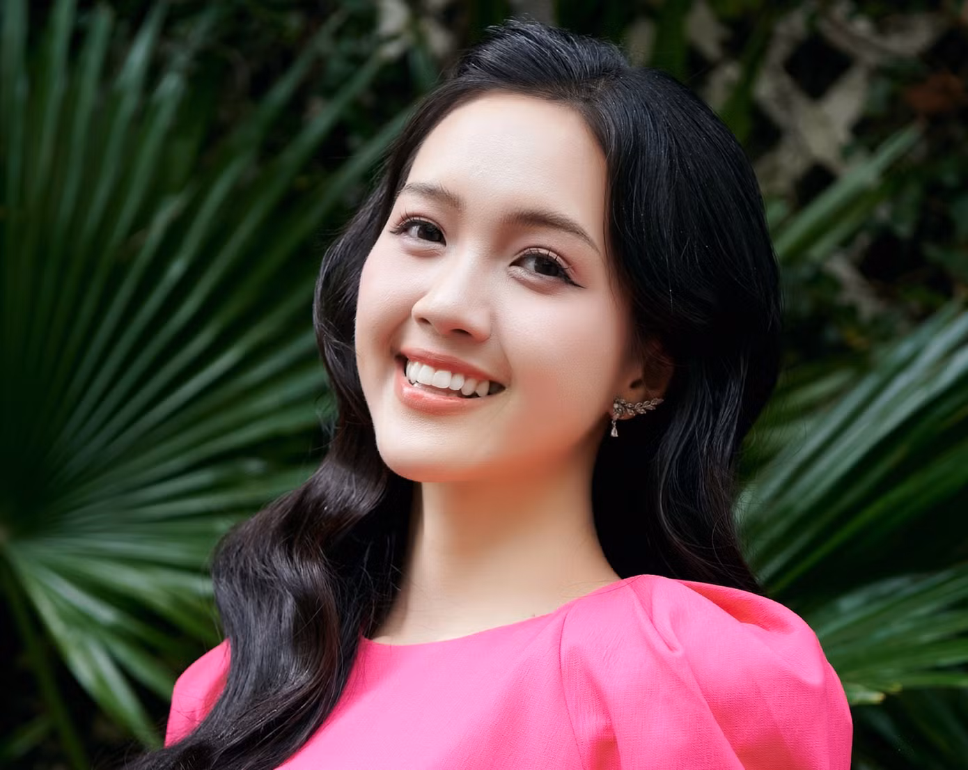 Áp lực của Mỹ Vân khi tham gia Hoa hậu Việt Nam 2024 là không đủ năng lượng tươi trẻ. "Thí sinh Hoa hậu Việt Nam tỏa ra năng lượng rất đặc biệt. Ai cũng giỏi, có nhiều bạn là sinh viên năm nhất, năm 2 có học vấn cao, giỏi thể thao, tôi học hỏi được ở họ rất nhiều", Mỹ Vân nói. Với cô, phần thi áp lực nhất ở Hoa hậu Việt Nam là phỏng vấn với mặt mộc.