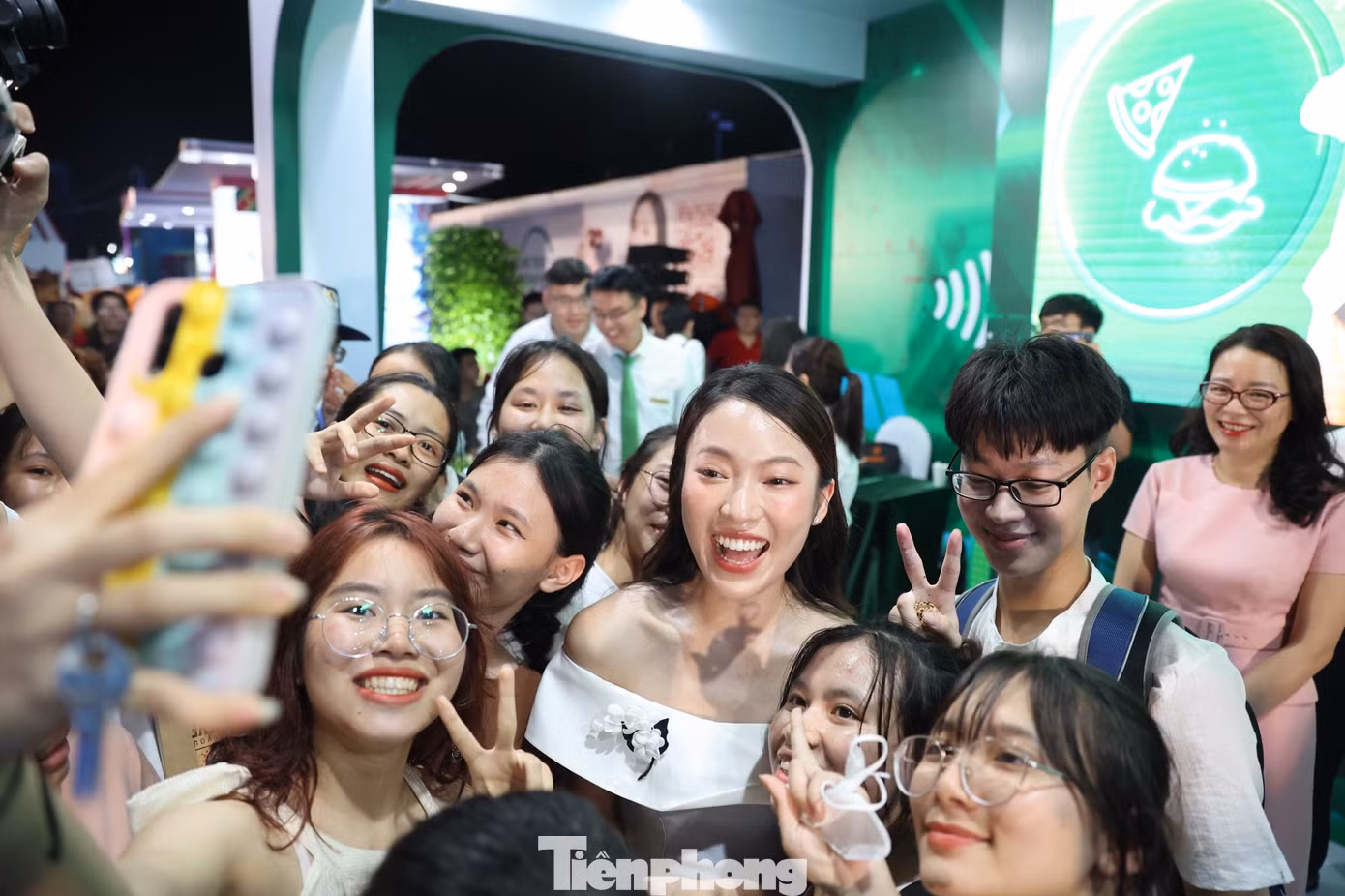 Đông đảo sinh viên tại SVĐ trường ĐH Sư phạm Hà Nội vây quanh Khánh Vy. Đại sứ Ngày Thẻ Việt Nam 2023 cũng tích cực chụp hình, giao lưu, tặng chữ ký cho người hâm mộ. Đông đảo sinh viên tại SVĐ trường ĐH Sư phạm Hà Nội vây quanh Khánh Vy. Đại sứ Ngày Thẻ Việt Nam 2023 cũng tích cực chụp hình, giao lưu, tặng chữ ký cho người hâm mộ.