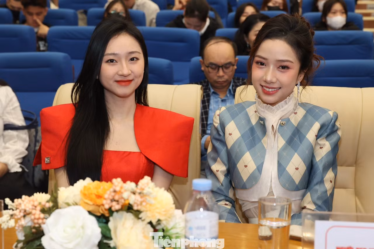 Á khôi Thanh lịch Hà Nội 2023 Kim Trà My (trái) và Người đẹp Nhân ái Hoa hậu Việt Nam 2022 Ngọc Mai đồng hành với chương trình. Hai người đẹp xuất hiện trong trang phục thanh lịch. Á khôi Kim Trà My bày tỏ niềm vui, sự tự hào khi đồng hành với chương trình Nâng bước thủ khoa. "My biết ơn báo Tiền Phong đã đưa sáng kiến và tổ chức chương trình đầy ý nghĩa, nhân văn. Tôi mong tiếp tục được đồng hành với chương trình trong những năm tiếp theo", Trà My nói.