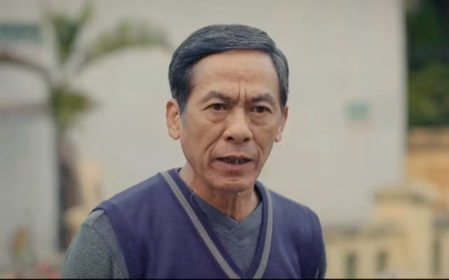 NSND Bùi Bài Bình là ông bố quốc dân trong Gia đình mình vui bất thình lình. NSND Bùi Bài Bình là ông bố quốc dân trong Gia đình mình vui bất thình lình.