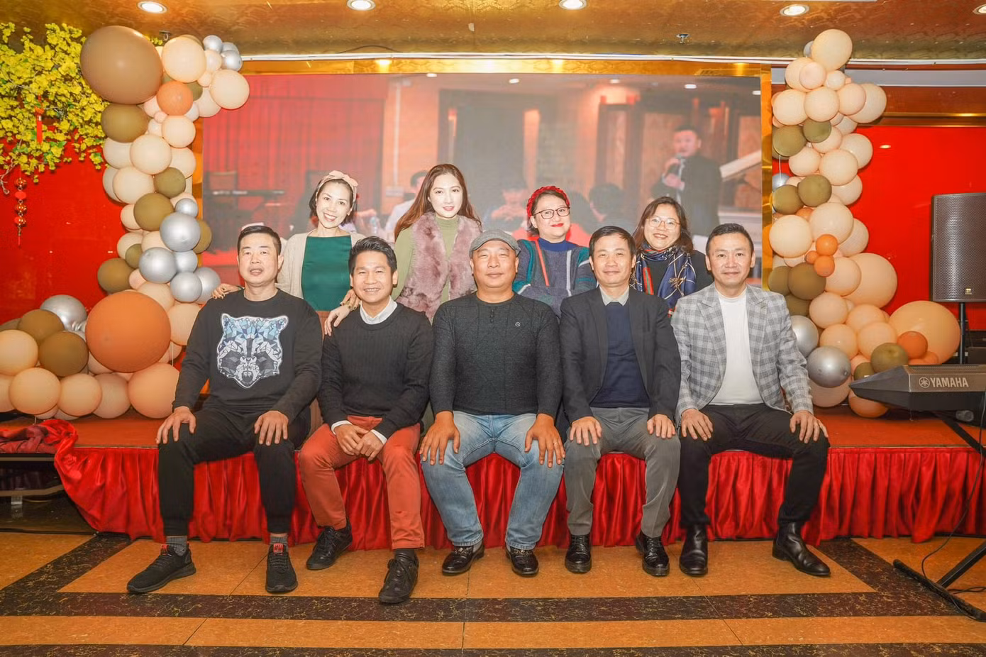 NSƯT Hồng Vy (hàng trên, ngoài cùng bên trái) trong buổi họp lớp đại học năm 2019. NSƯT Hồng Vy (hàng trên, ngoài cùng bên trái) trong buổi họp lớp đại học năm 2019.