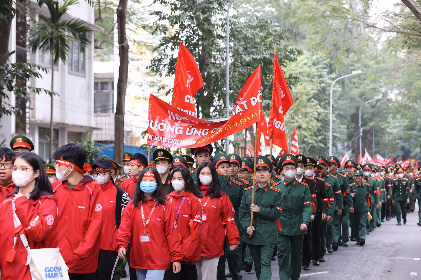 Ngày 24/12, Ngày hội chính của 'Chủ Nhật Đỏ 2024' diễn ra tại ĐH Bách khoa Hà Nội, thu hút rất đông sinh viên tới tham dự và đăng ký hiến máu.