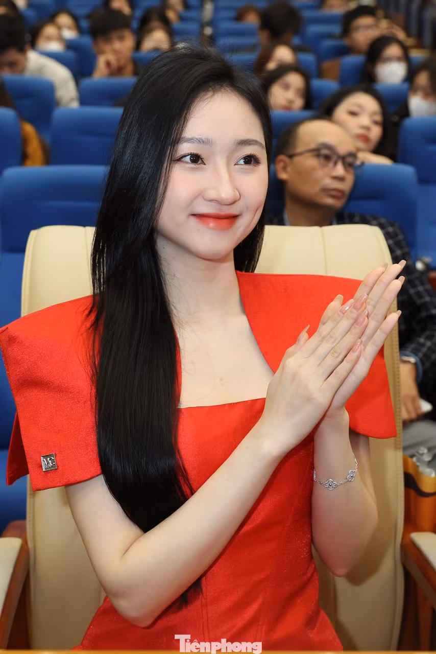 Người đẹp trưởng thành từ cuộc thi Hoa hậu Việt Nam 2022 xúc động khi nghe câu chuyện vượt khó vươn lên của những tấm gương thủ khoa được giới thiệu trong chương trình. "Các bạn có hoàn cảnh khó khăn nhưng không ngừng cố gắng, vượt lên chính mình để đạt được những thành tựu quý giá. Tôi ngưỡng mộ và đồng cảm với các bạn", Kim Trà My chia sẻ.