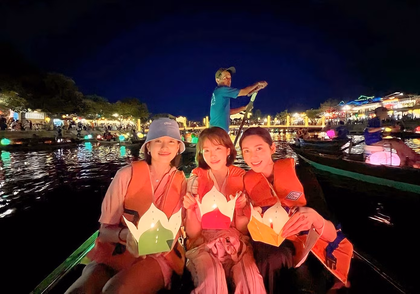 Sao Hàn thích thú khi đến Hội An.