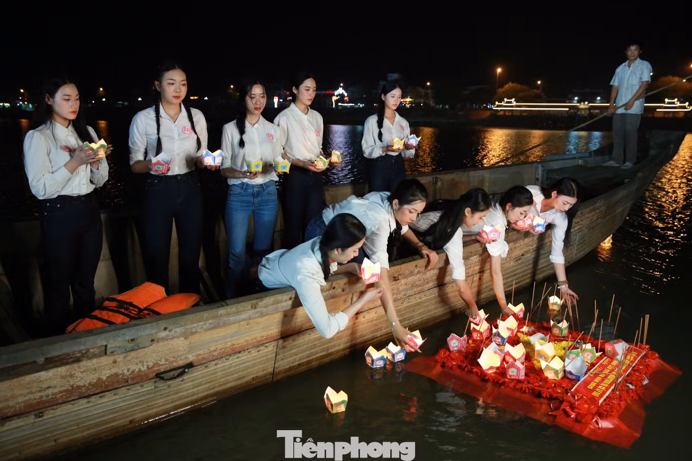 Khoảnh khắc xúc động trong lễ thả hoa đăng trên dòng Thạch Hãn.