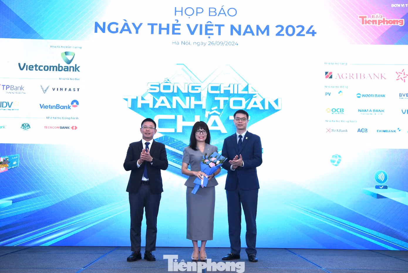 Đại diện nhà tài trợ Kim cương nhận hoa từ đại diện ban tổ chức Ngày Thẻ Việt Nam 2024. Ảnh: Như Ý. Đại diện nhà tài trợ Kim cương nhận hoa từ đại diện ban tổ chức Ngày Thẻ Việt Nam 2024. Ảnh: Như Ý.