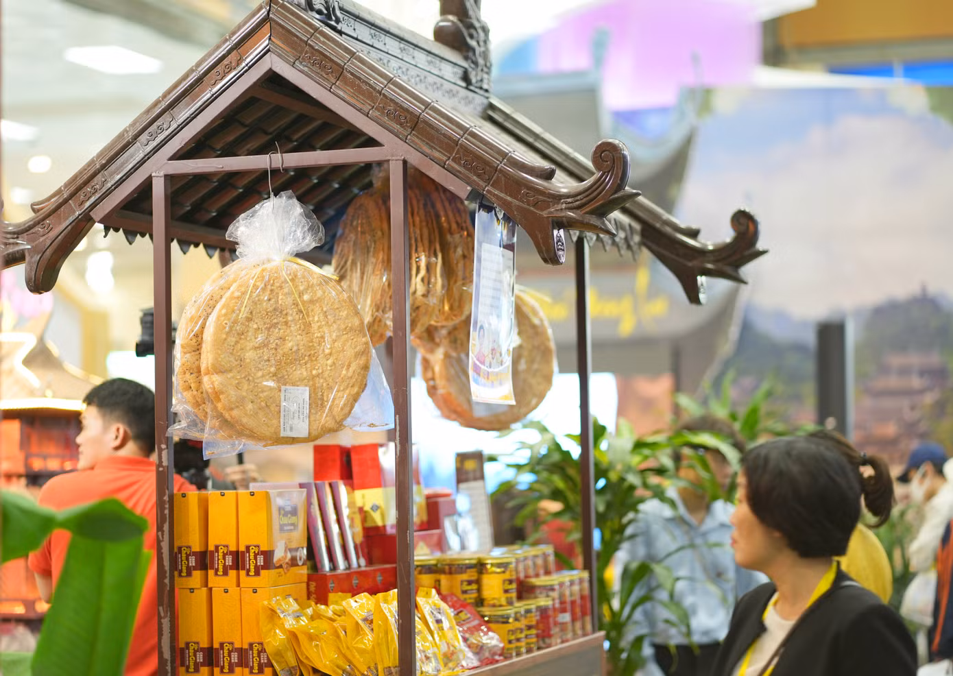 Bà Trần Thị Kiều - đại diện phòng Kinh doanh Khu du lịch Tam Chúc khẳng định với Tiền Phong đầu tư cho du lịch văn hoá là đúng đắn và cần thiết. Thời gian tới, Khu du lịch Tam Chúc đẩy mạnh quảng bá sản vật địa phương, giúp du khách có trải nghiệm độc đáo, ấn tượng về văn hóa ẩm thực. Ảnh: TRỌNG QUÂN.