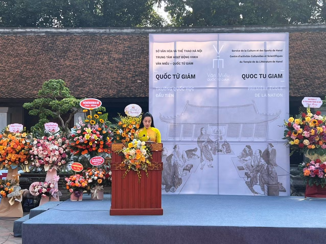Bà Phạm Thị Mỹ Hoa - Phó Giám đốc Sở Văn hoá, Thể thao Hà Nội - phát biểu khai mạc trưng bày Quốc Tử Giám - Trường Quốc học đầu tiên tại Văn Miếu - Quốc Tử Giám vào sáng 20/12. Ảnh: NGỌC ÁNH.