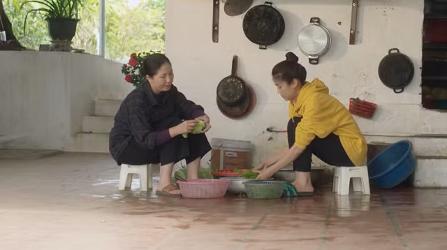 Bố mẹ Phương vun vén cho đôi trẻ.
