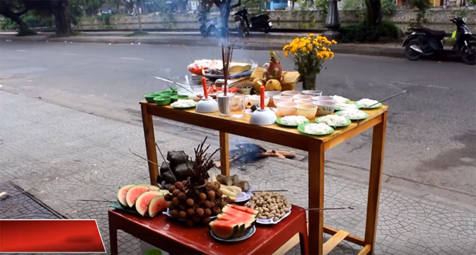 Lễ cúng chúng sinh phải làm ở ngoài trời. Lễ cúng chúng sinh phải làm ở ngoài trời.