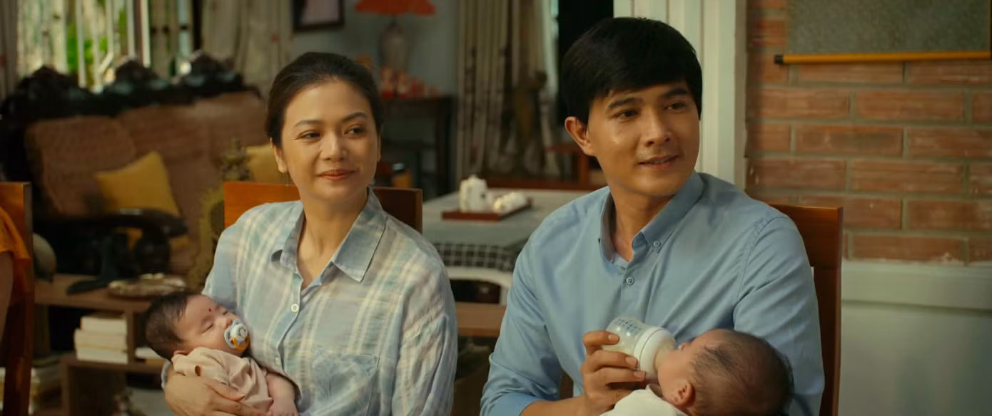 Kịch bảnGia đình mình vui bất thình lìnhtrẻ trung nhưng vẫn nhiều điểm trừ.