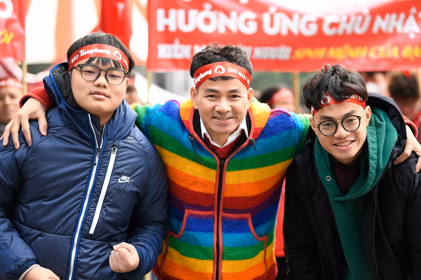 NSƯT Xuân Bắc chia sẻ, anh may mắn khi được tham gia sự kiện 'Chủ Nhật Đỏ' nhiều mùa tổ chức, vinh dự khi được góp phần nhỏ bé của mình trong thành công của chương trình. “Nếu như không có từng giọt máu sẽ không có đơn vị máu cần thiết mang đến mọi người”. Trong ảnh, Giám đốc Nhà hát Kịch Việt Nam dẫn hai con trai diễu hành cùng ban tổ chức và hàng nghìn sinh viên.