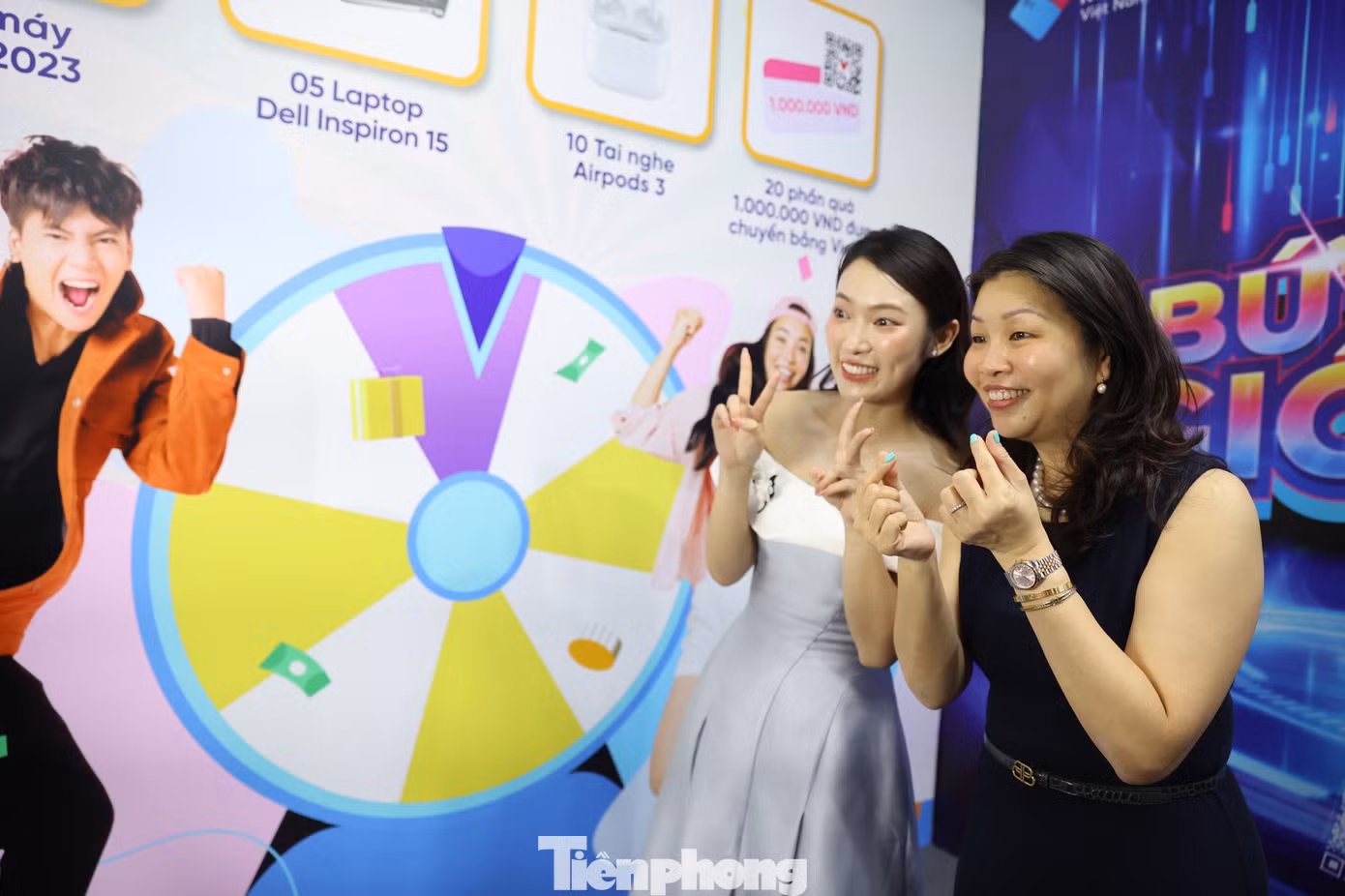 Khánh Vy trải nghiệm chụp hình, in ảnh lấy ngay tại “đại bản doanh” của NAPAS cùng với bà Winnie Wong - Giám đốc Quốc gia của Mastercard tại Việt Nam, Campuchia và Lào. Khánh Vy trải nghiệm chụp hình, in ảnh lấy ngay tại “đại bản doanh” của NAPAS cùng với bà Winnie Wong - Giám đốc Quốc gia của Mastercard tại Việt Nam, Campuchia và Lào.