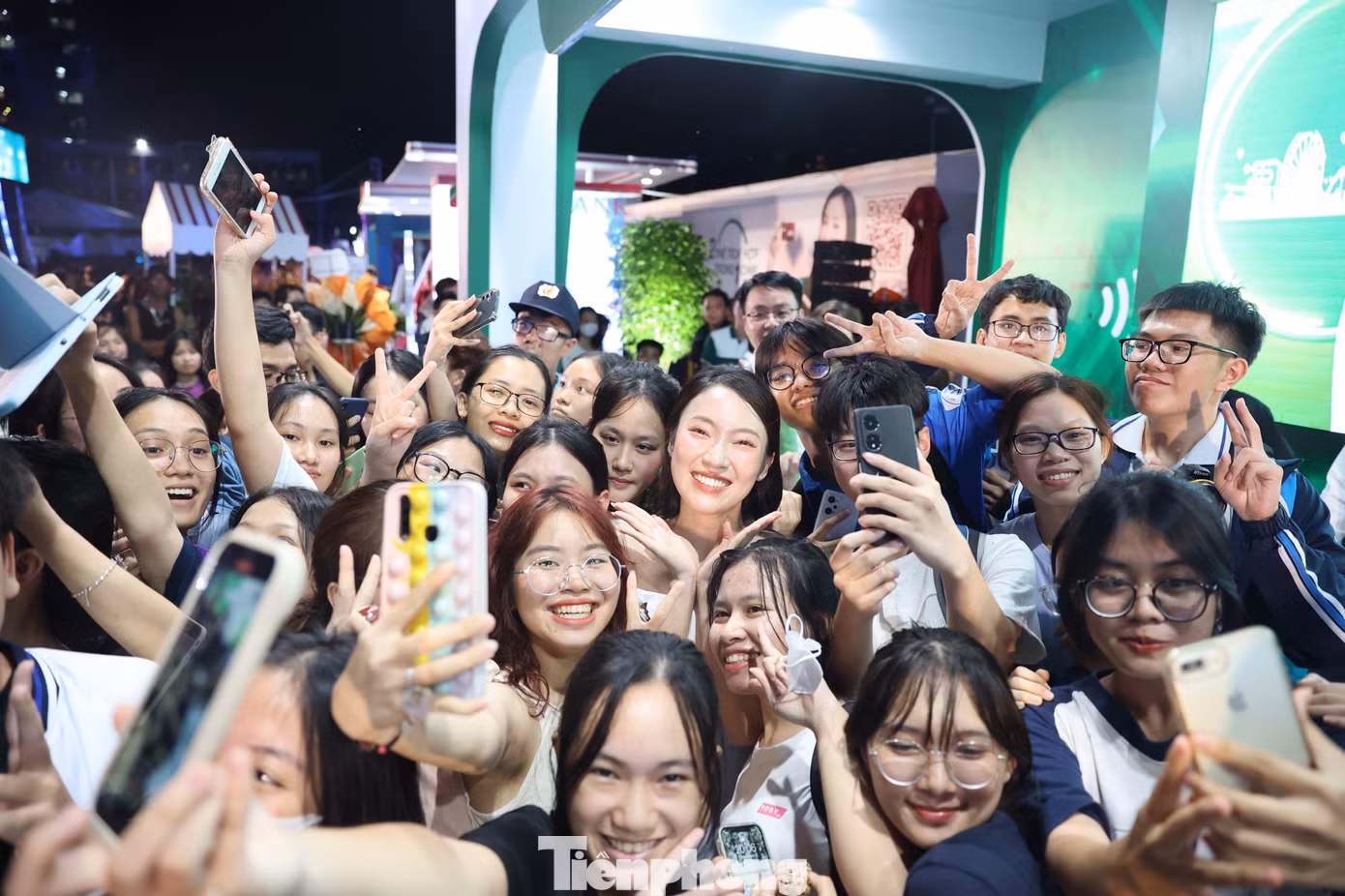 Tại Ngày Thẻ Việt Nam 2023 - Sóng Festival, bên cạnh ngoài 25 gian hàng của các ngân hàng và tổ chức tài chính còn có thêm 102 gian hàng được trang trí với những phong cách khác lạ, thu hút hàng nghìn các bạn trẻ đến trải nghiệm. Tại Ngày Thẻ Việt Nam 2023 - Sóng Festival, bên cạnh ngoài 25 gian hàng của các ngân hàng và tổ chức tài chính còn có thêm 102 gian hàng được trang trí với những phong cách khác lạ, thu hút hàng nghìn các bạn trẻ đến trải nghiệm.