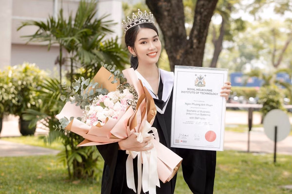 Tháng 3 vừa qua, Phương Anh đã chính thức tốt nghiệp trường Đại học RMIT. Đáng nói, cô nàng chính là thủ khoa ngành Hệ thống quản lí thông tin (Business Information Systems) với số điểm 3.5/4. Tháng 3 vừa qua, Phương Anh đã chính thức tốt nghiệp trường Đại học RMIT. Đáng nói, cô nàng chính là thủ khoa ngành Hệ thống quản lí thông tin (Business Information Systems) với số điểm 3.5/4.