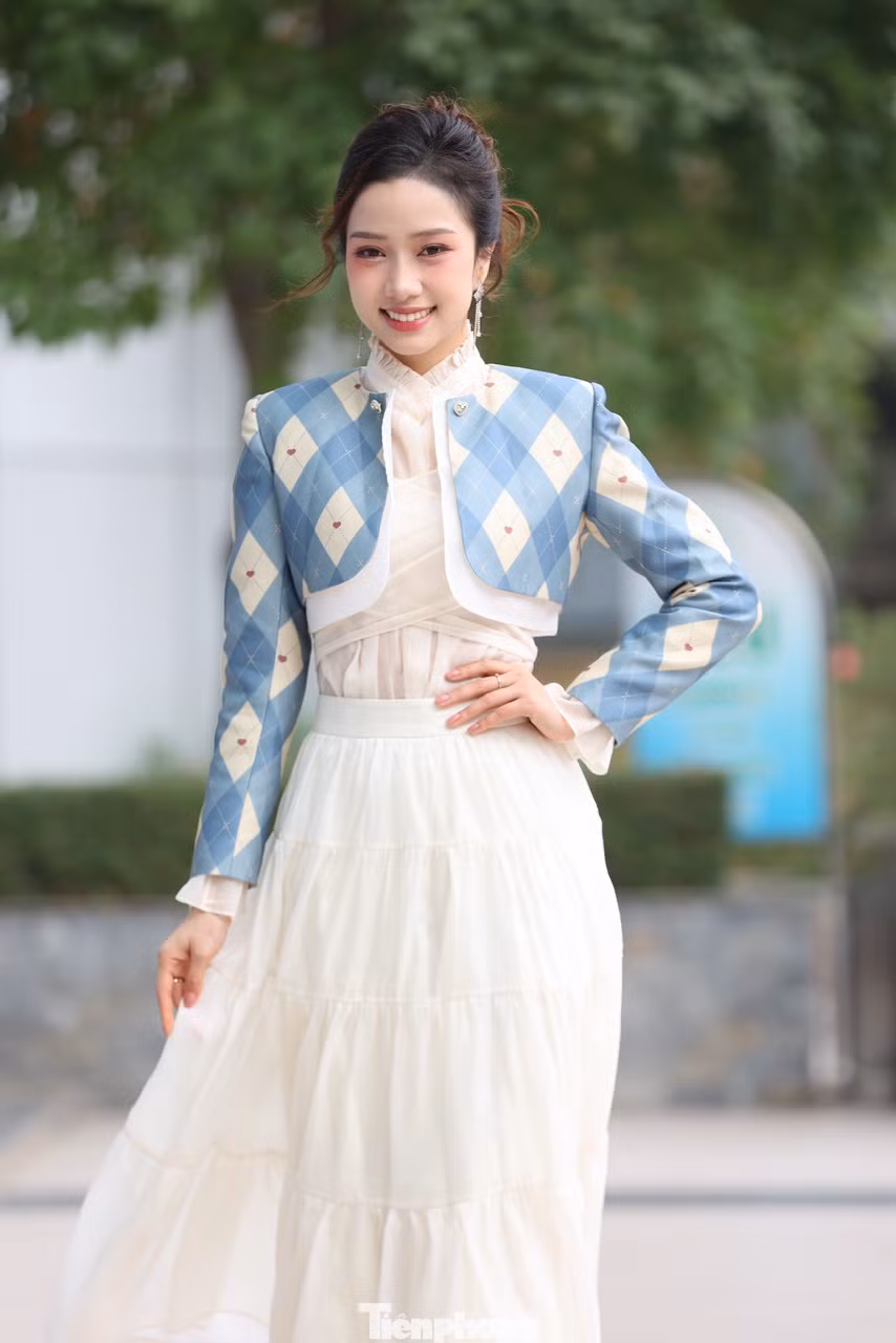 Người đẹp Ngọc Mai khẳng định Nâng bước thủ khoa là chương trình ý nghĩa, nhân văn. "Tôi xúc động khi lắng nghe những câu chuyện của các bạn tân sinh viên có hoàn cảnh khó khăn. Các bạn sinh ra không được chọn hoàn cảnh: có bạn không có gia đình trọn vẹn, những người thân đều có vấn đề sức khỏe, có bạn mất mẹ, lớn lên cũng có những lúc mang trong mình những mặc cảm tự ti. Nhưng nhờ sự nỗ lực, các bạn vươn lên đạt những thành tích vô cùng tuyệt vời và đáng tự hào", Ngọc Mai bày tỏ. Cô chia sẻ, Nâng bước thủ khoa là niềm động lực và sự hỗ trợ lớn để các bạn sinh viên chắp cánh ước mơ.