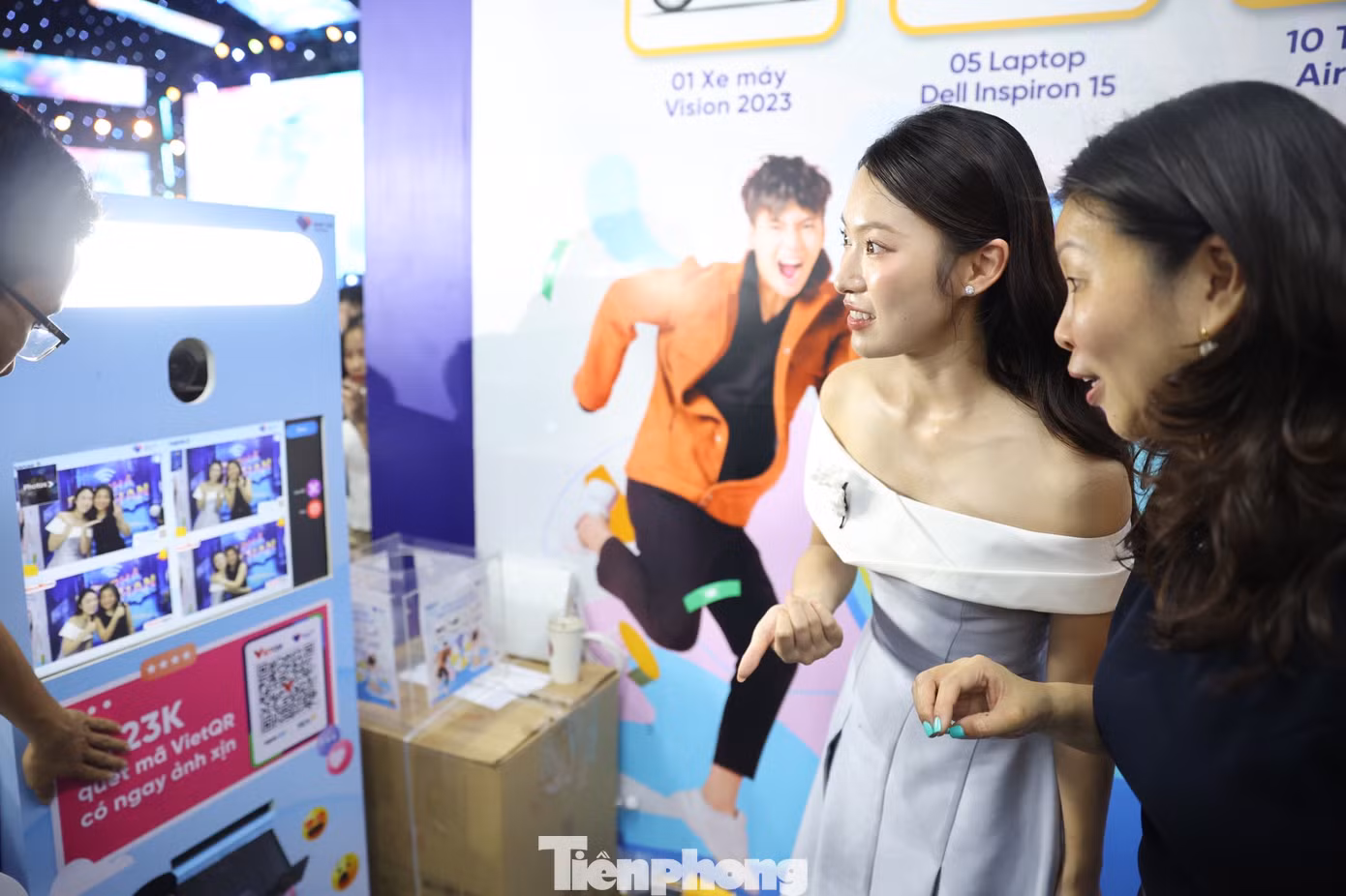Khánh Vy bày tỏ niềm yêu thích với công nghệ thanh toán số. Cô cũng là người hiếm khi đem theo tiền mặt khi ra đường do tạo được thói quen thanh toán online. Khánh Vy bày tỏ niềm yêu thích với công nghệ thanh toán số. Cô cũng là người hiếm khi đem theo tiền mặt khi ra đường do tạo được thói quen thanh toán online.