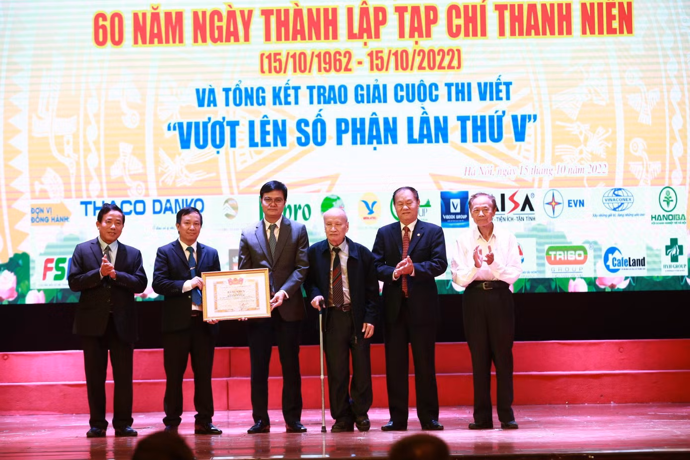 Bí thư thứ nhất T.Ư Đoàn trao Bằng khen tặng Tạp chí Thanh niên (Ảnh: Bảo Anh)