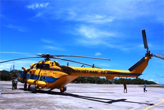 Máy bay của Sư đoàn 370 hạ cánh xuống đường băng trên đảo Trường Sa lớn