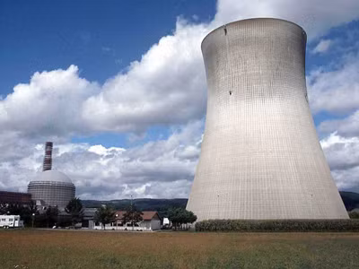 “Nếu xảy ra sự cố tương tự như vừa xảy ra ở nhà máy Fukushima, nhà máy điện nguyên tử mà Việt Nam sắp xây sẽ tự động giải nhiệt bằng các cơ chế tự nhiên, không cần tác động của con người cũng như không cần sử dụng nguồn điện bổ sung”, PGS.TS Vương Hữu Tấn. 