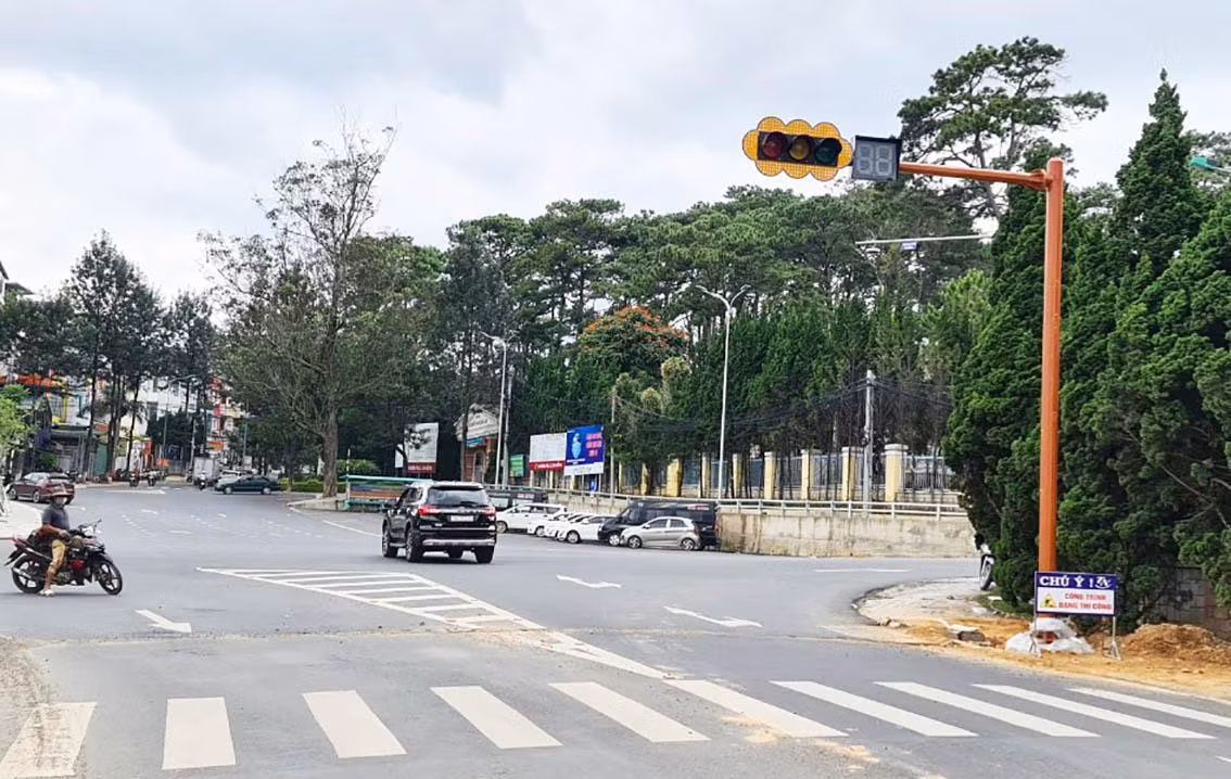 Mở rộng nút giao thông, lắp đèn xanh đèn đỏ, chỉnh trang đô thị