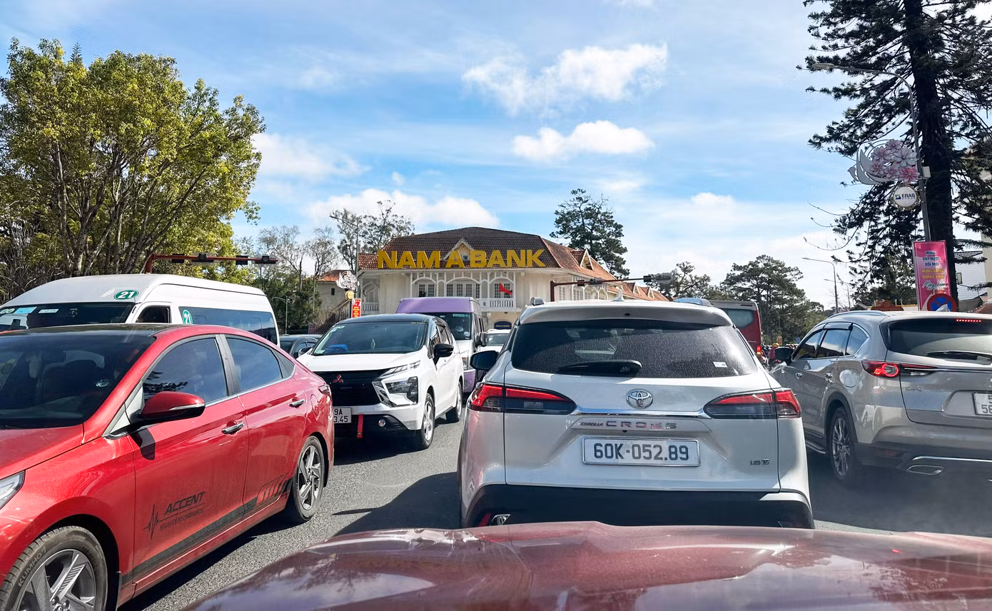 Xe cộ nhích từng chút một trên đường Trần Phú Xe cộ nhích từng chút một trên đường Trần Phú