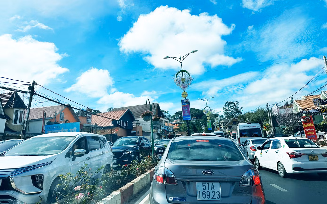 Kẹt xe cả 2 chiều ở cửa ngõ ra vào TP Đà Lạt Kẹt xe cả 2 chiều ở cửa ngõ ra vào TP Đà Lạt