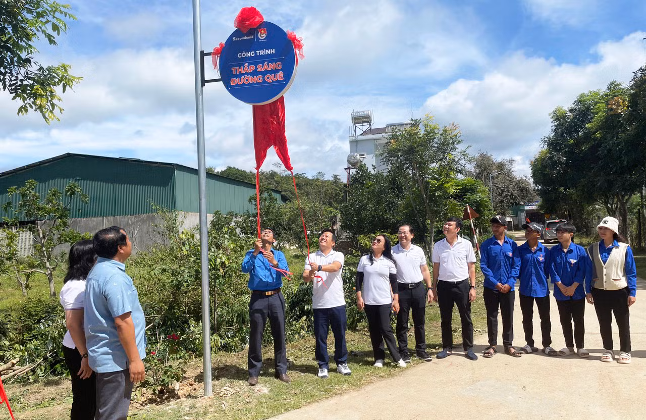 Khánh thành công trình thắp sáng đường quê thôn Chơ Ré Khánh thành công trình thắp sáng đường quê thôn Chơ Ré