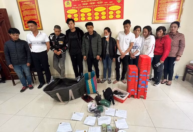Nhóm đối tượng có mặt tại sòng bạc bị đưa về cơ quan công an Nhóm đối tượng có mặt tại sòng bạc bị đưa về cơ quan công an