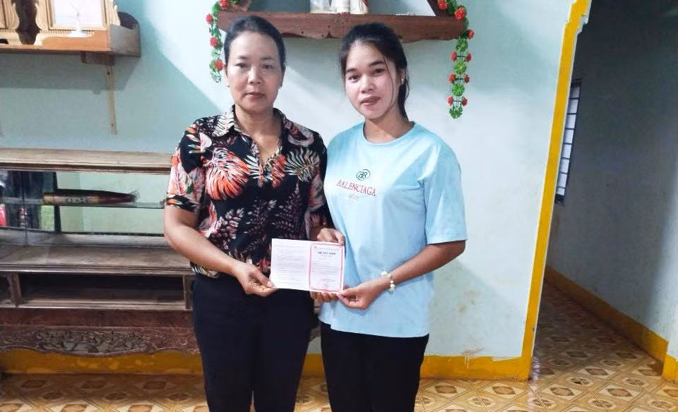 Trao thẻ tiết kiệm cho hội viên phụ nữ xã Đồng Nai Thượng Trao thẻ tiết kiệm cho hội viên phụ nữ xã Đồng Nai Thượng