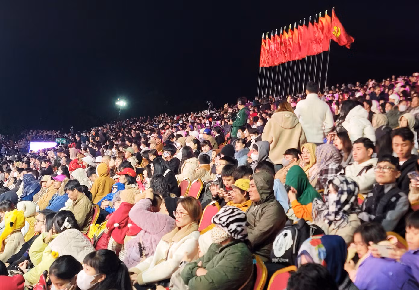 Chương trình âm nhạc thu hút rất đông khán giả. Chương trình âm nhạc thu hút rất đông khán giả.