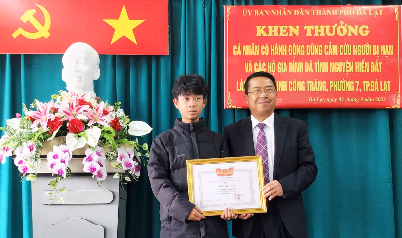 Chủ tịch TP Đà Lạt khen thưởng Nguyễn Trung Hiếu