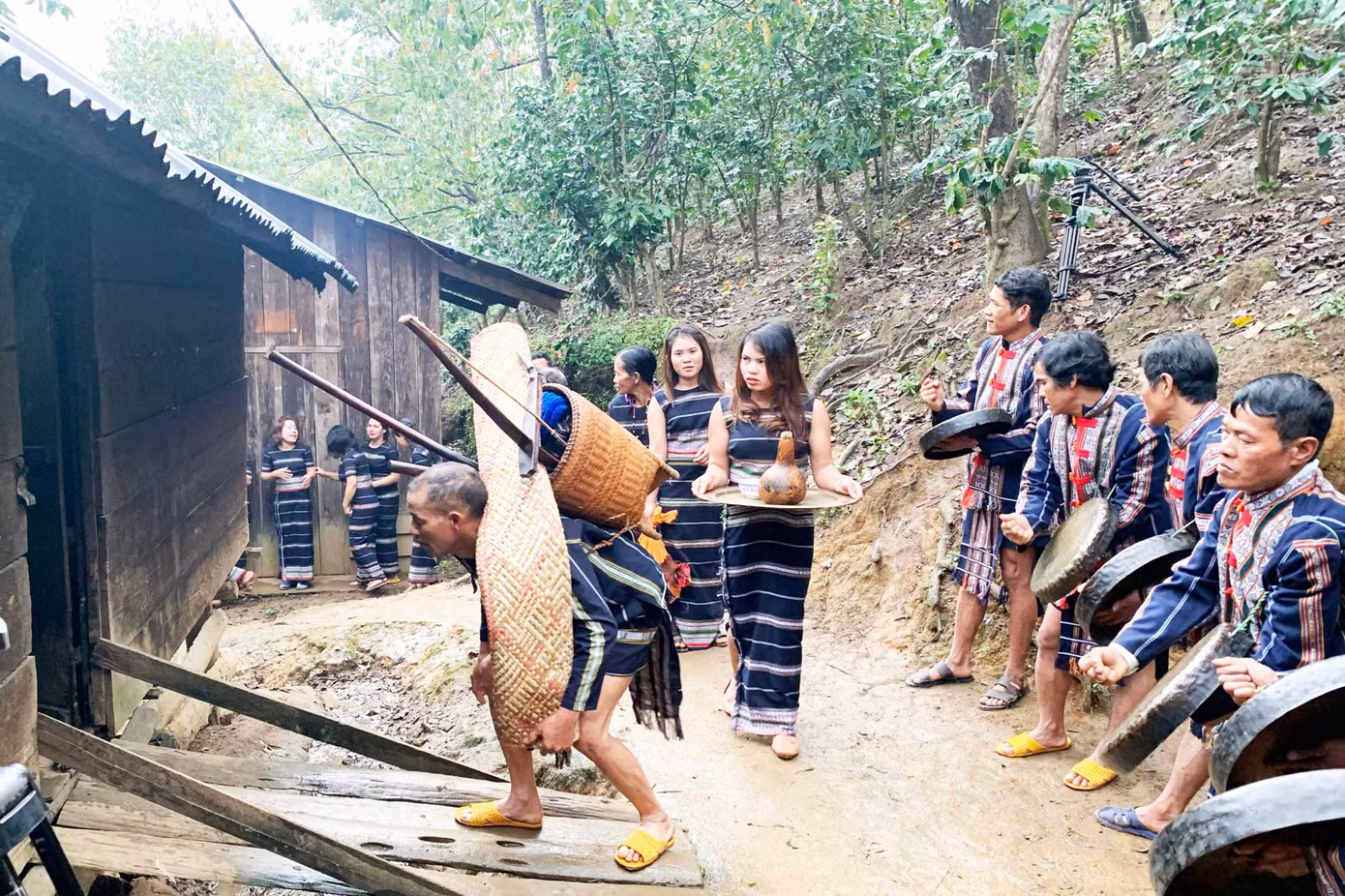 Mang lễ vật đến nhà trai để bắt chồng Mang lễ vật đến nhà trai để bắt chồng