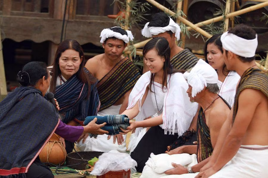 Trao váy thổ cẩm cho họ hàng nhà trai trong đám cưới theo nếp sống mới của người Chu Ru Trao váy thổ cẩm cho họ hàng nhà trai trong đám cưới theo nếp sống mới của người Chu Ru
