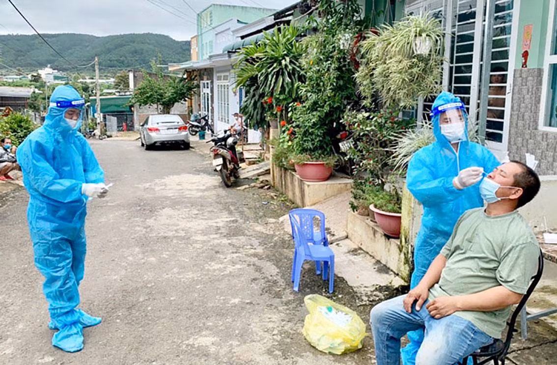 Lấy mẫu xét nghiệm để truy vết F0 tại cộng đồng