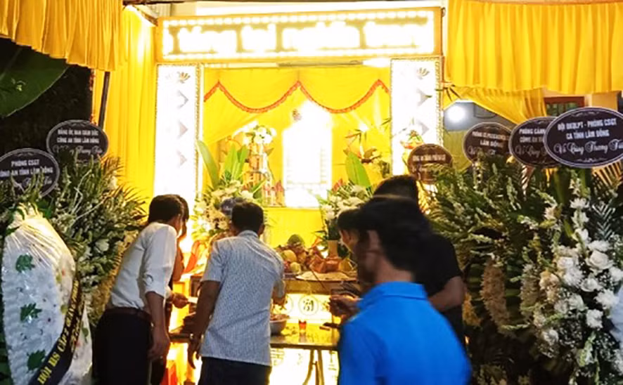 Đại diện cơ quan công an viếng đám tang của anh Phạm Ngọc Anh Đại diện cơ quan công an viếng đám tang của anh Phạm Ngọc Anh