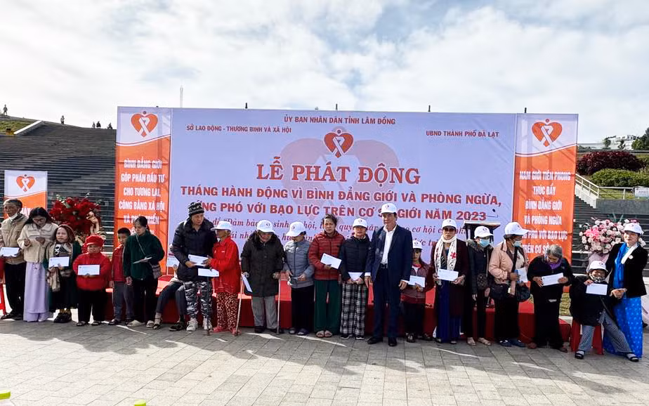 Tặng quà cho hàng chục người có hoàn cảnh khó khăn tại lễ phát động Tháng bình đẳng giới