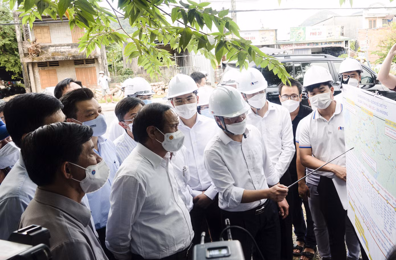 Phó Thủ tướng cùng đoàn công tác kiểm tra thực địa dự án cao tốc qua địa bàn Lâm Đồng Phó Thủ tướng cùng đoàn công tác kiểm tra thực địa dự án cao tốc qua địa bàn Lâm Đồng