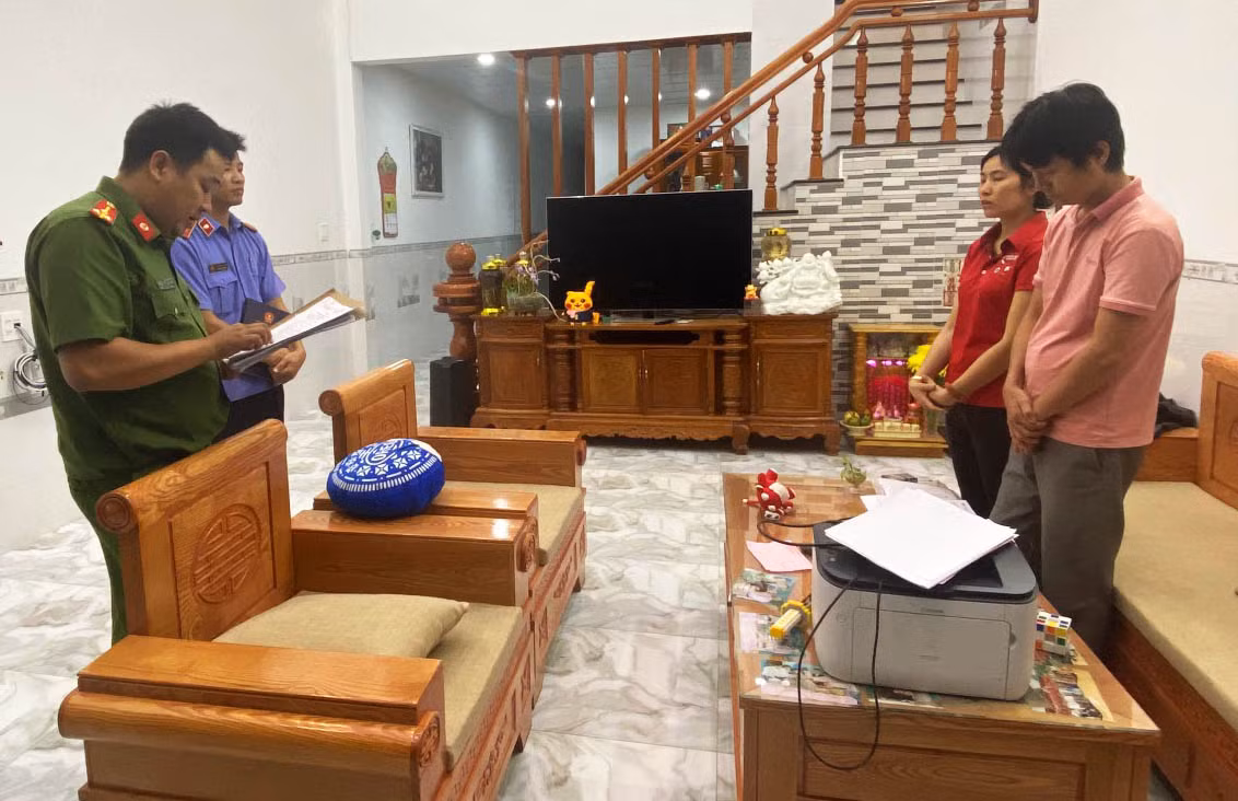 Cơ quan chức năng đọc lệnh bắt tạm giam ông Tạ Duy Phước Cơ quan chức năng đọc lệnh bắt tạm giam ông Tạ Duy Phước