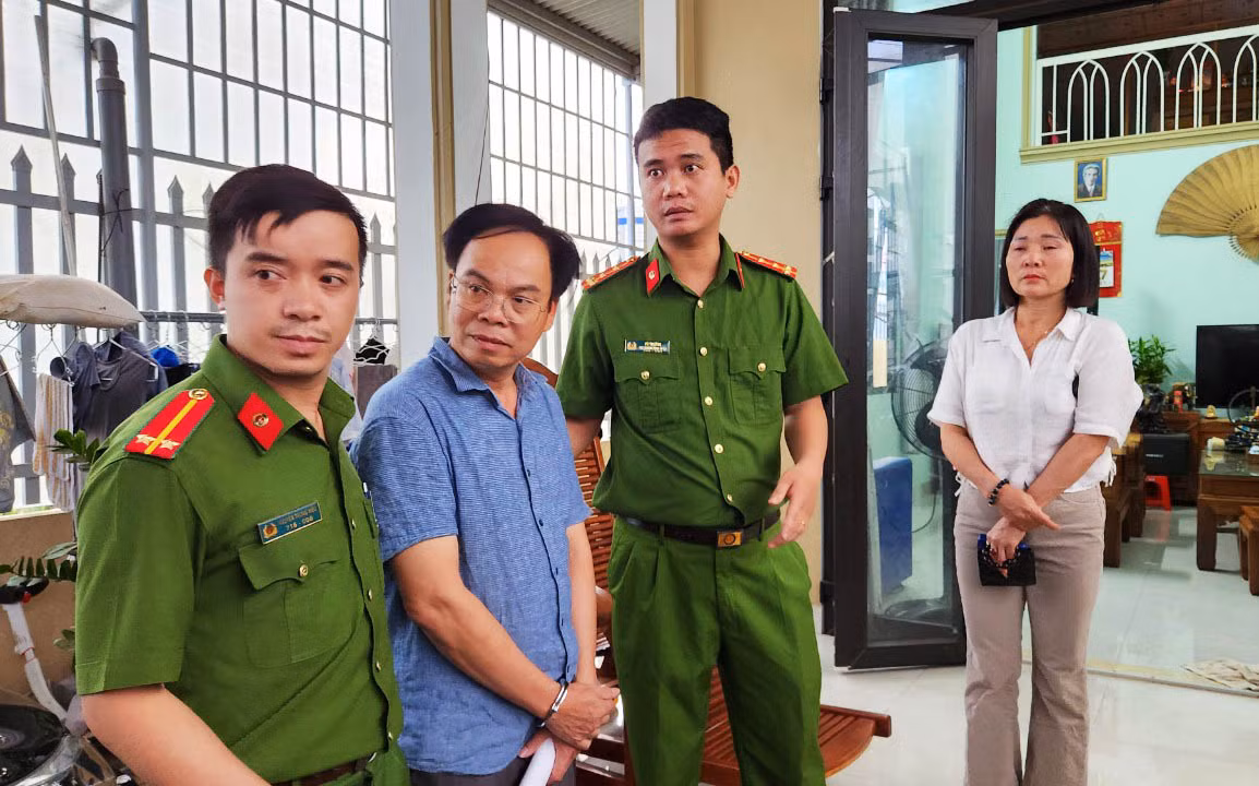 Ông Vũ Chí Hữu bị bắt để điều tra hành vi nhận hối lộ Ông Vũ Chí Hữu bị bắt để điều tra hành vi nhận hối lộ