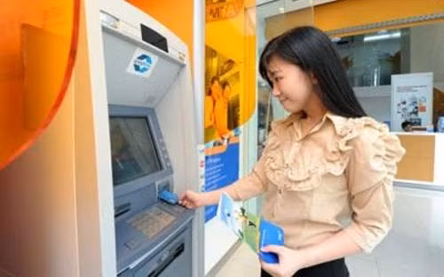 Phí rút tiền mặt tại ATM cho giao dịch nội mạng dự kiến sẽ tăng dần theo từng năm, từ 1.000 đồng/lần giao dịch vào năm 2013 đến 3.000 đồng/lần giao dịch vào năm 2015