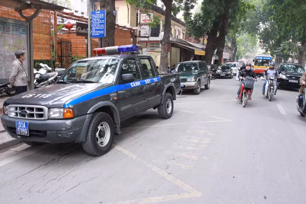 Hàng chục xe cảnh sát, cứu thương cũng xuất hiện tại số 9 đường Lê Thánh Tông