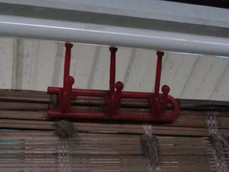Mỗi cà phê buồng này được trang bị ba chiếc móc quần áo. Mỗi cà phê buồng này được trang bị ba chiếc móc quần áo