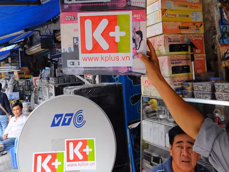 Trong khi các đài chờ đợi thì K+, công ty con của VTV, đã “đi đêm” để có bản quyền EPL. Ảnh: T.T.Dũng