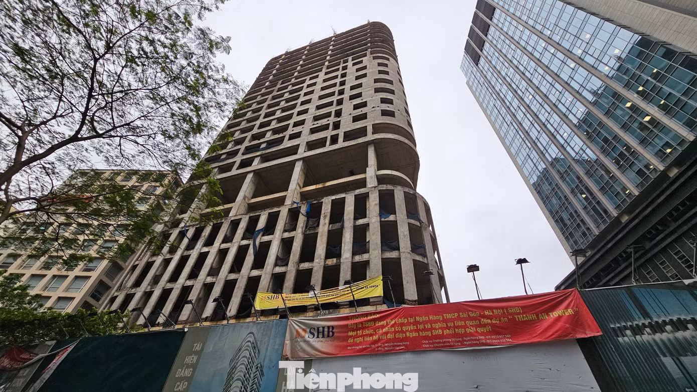 Dự án này có tên cũ là Thành An Tower, sau gần 10 năm "bất động", đầu năm 2018 dự án đã được tái khởi động với tên gọi mới là Manhattan Tower và đơn vị phát triển dự án cũng là cái tên mới - Công ty Cổ phần Landmark Holding sau này đổi tên thành Công ty CP Quốc tế Holding (LMH).