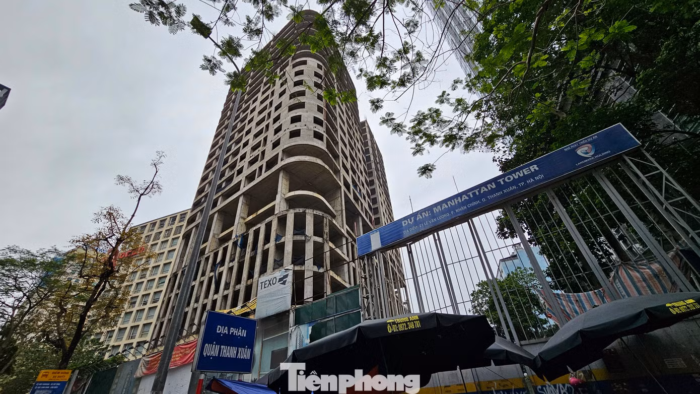 Có thể kể đến như Dự án Manhattan Tower tại khu "đất vàng" số 21 Lê Văn Lương, quận Thanh Xuân, Hà Nội nằm "bất động" hơn thập kỷ qua. Chủ đầu tư ban đầu dự án là Tổng công ty Thành An sau này chuyển giao hợp tác với Công ty CP Tư vấn và Đầu tư Xây dựng Ba Đình.