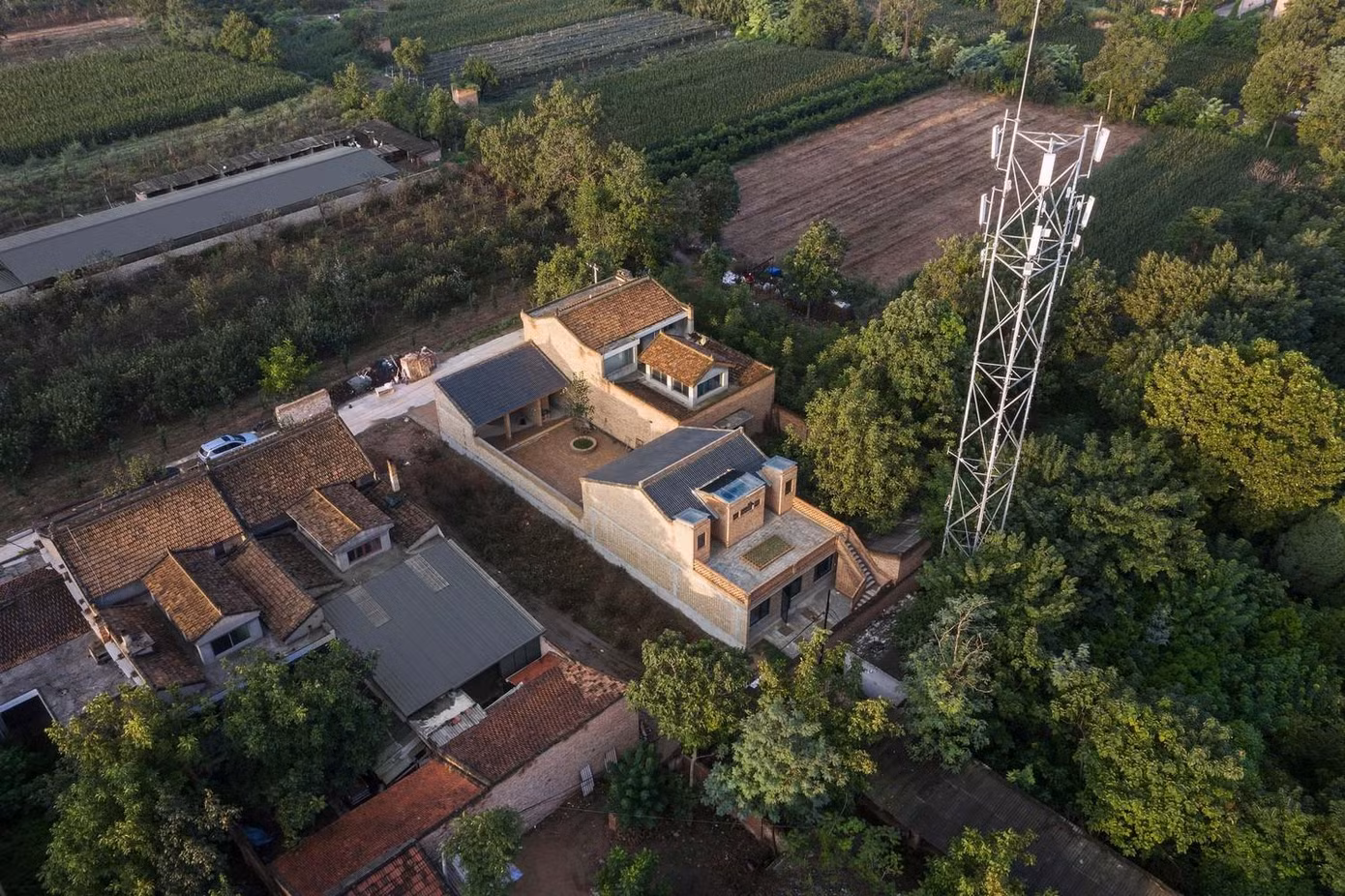 Đây là ngôi nhà thôn quê tại Hàm Dương, tỉnh Thiểm Tây (Trung Quốc), dài 35,1 mét từ bắc xuống nam, rộng 9 mét từ đông sang tây, giáp với đường làng và nhiều diện tích đất nông nghiệp.