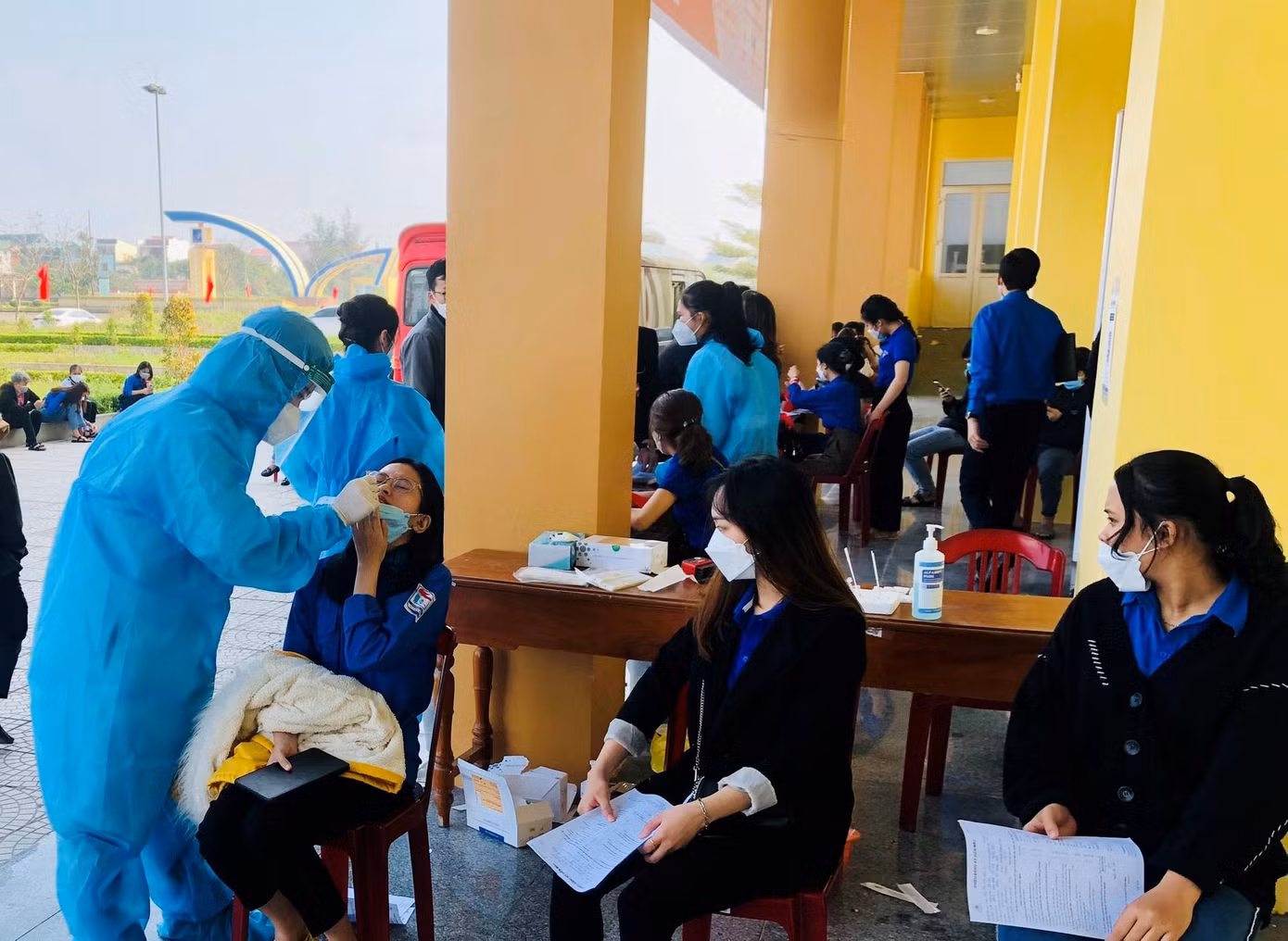 Ngay từ sáng sớm, các ĐVTN đã có mặt để test nhanh COVID-19 trước khi hiến máu nhân đạo Ngay từ sáng sớm, các ĐVTN đã có mặt để test nhanh COVID-19 trước khi hiến máu nhân đạo
